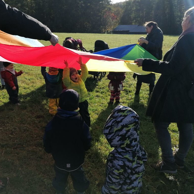 Waldspielgruppe mit Schwungtuch